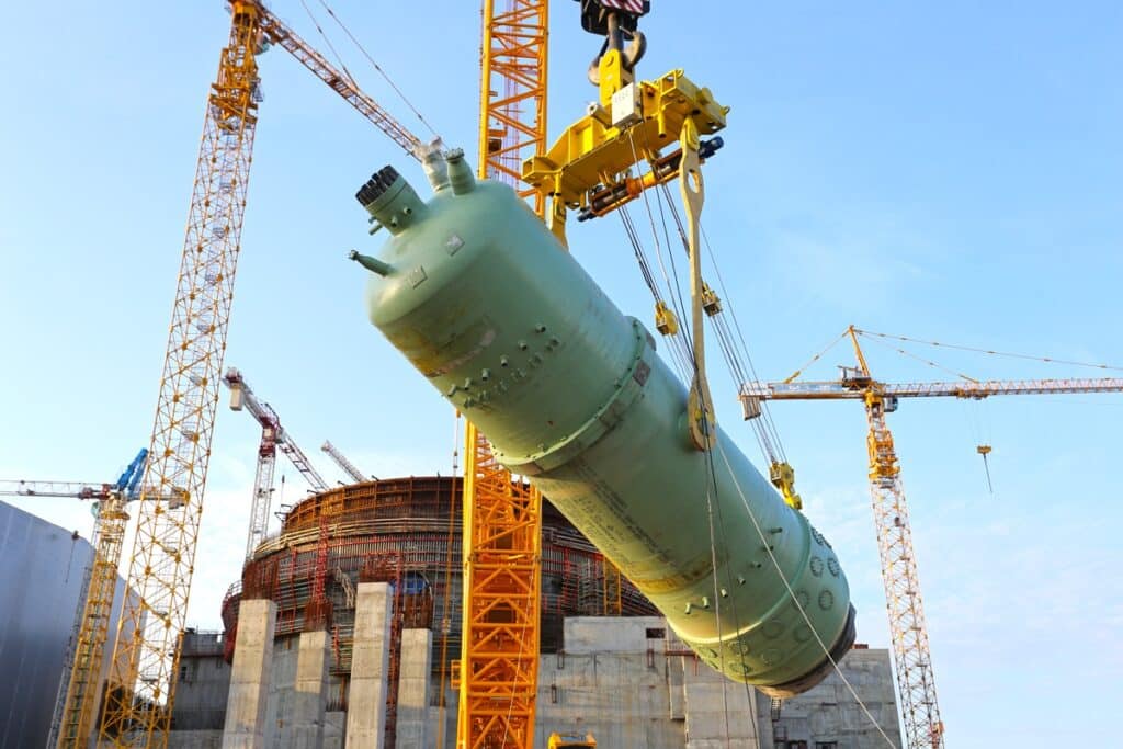 Внутренний диаметр корпуса реактора ВВЭР-1200 (на фото тот, что сейчас работает под Санкт-Петербургом) равен 4,25 метра. Длина — почти 11,2 метра. Толщина стенок из легированной стали около 20 сантиметров, масса пустого — 323 тонны / ©Росатом