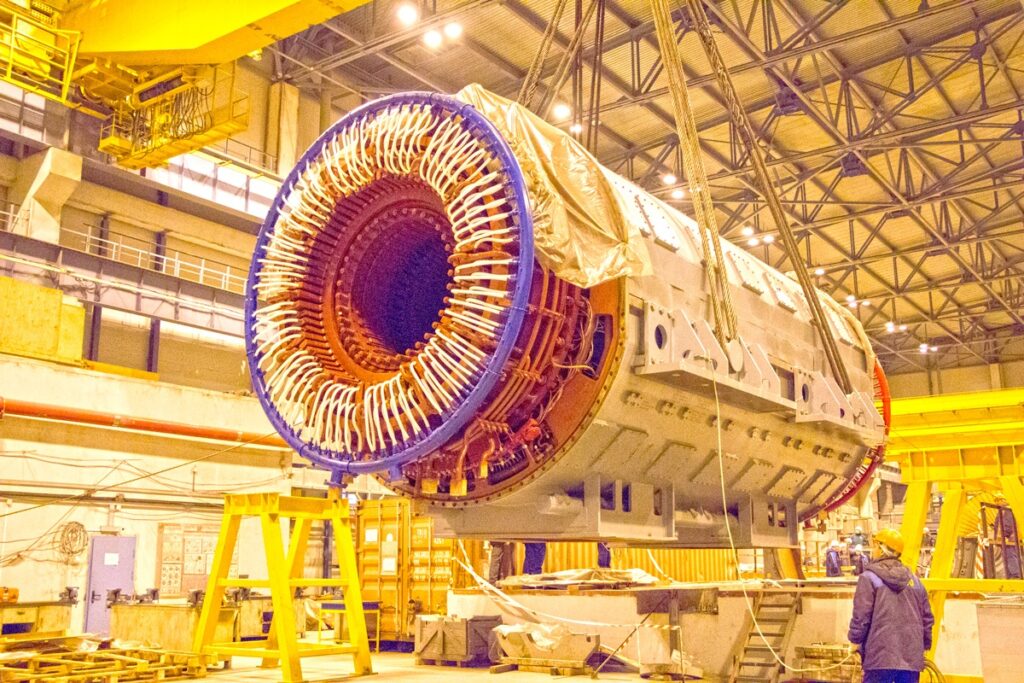 Статор турбогенератора энергоблока ВВЭР-1200 весит 440 тонн при длине 15 метров. В его роторе также используется титан, что нетипично для зарубежных аналогов в атомной отрасли / ©Росатом