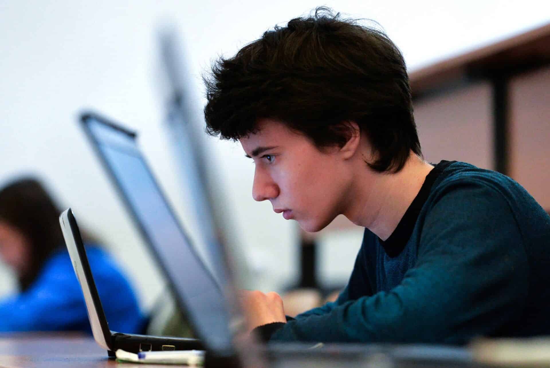 Пол подростка. Школьник за компом. Подросток за компьютером. Ученик за компьютером. Подросток и компьютер.