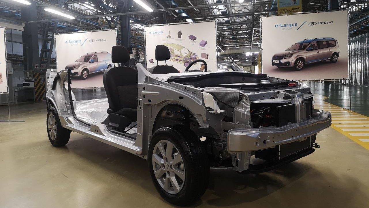 Бомба на колесах: Lada представила электромобиль e-Largus с батареями под капотом