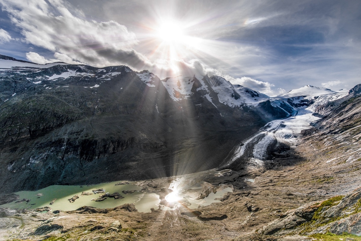 Озеро у основания тающего альпийского ледника Пастерце