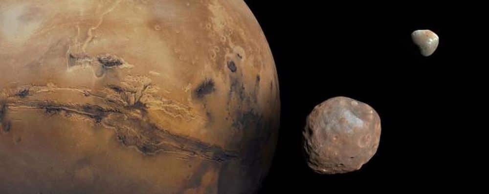 Композитный снимок Марса и его двух спутников