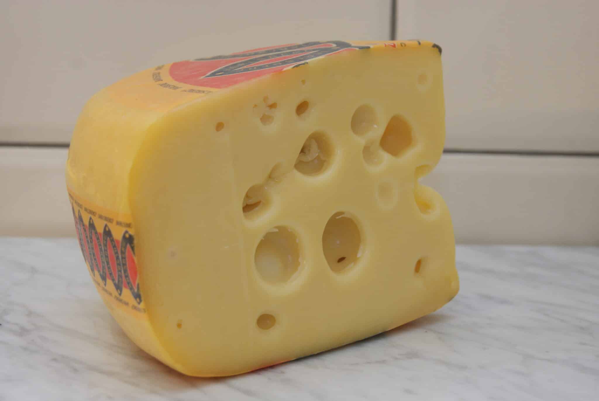 Ученые назвали вид сыра, который предотвращает остеопороз