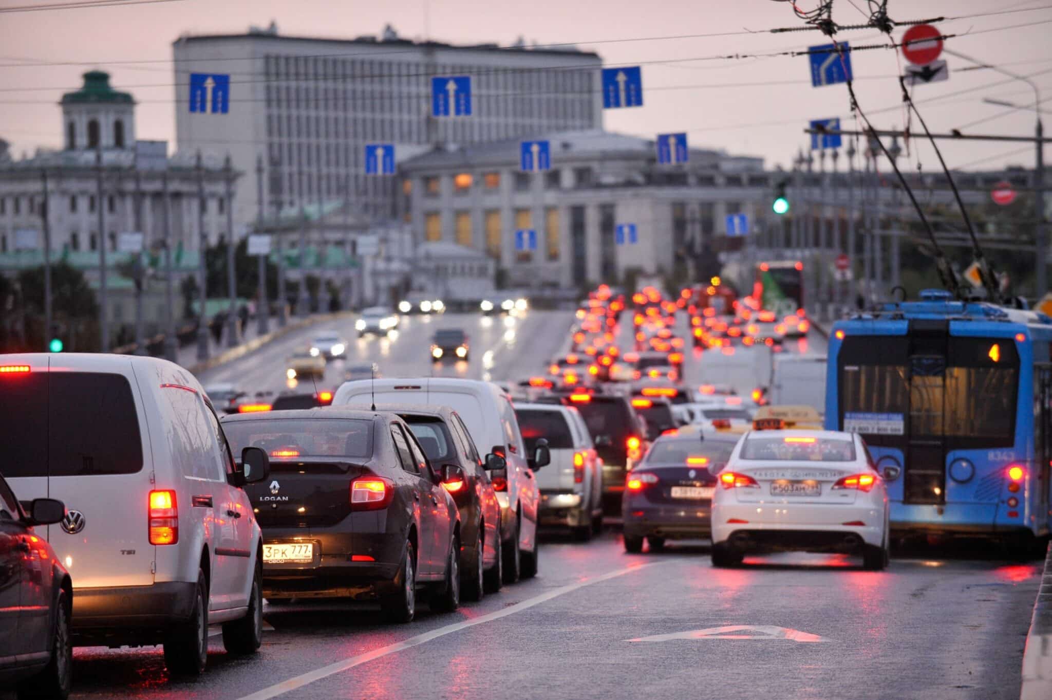 Московские дороги сегодня. Пробки в Москве. Пробки в городе. Пробка машин. Поток машин.