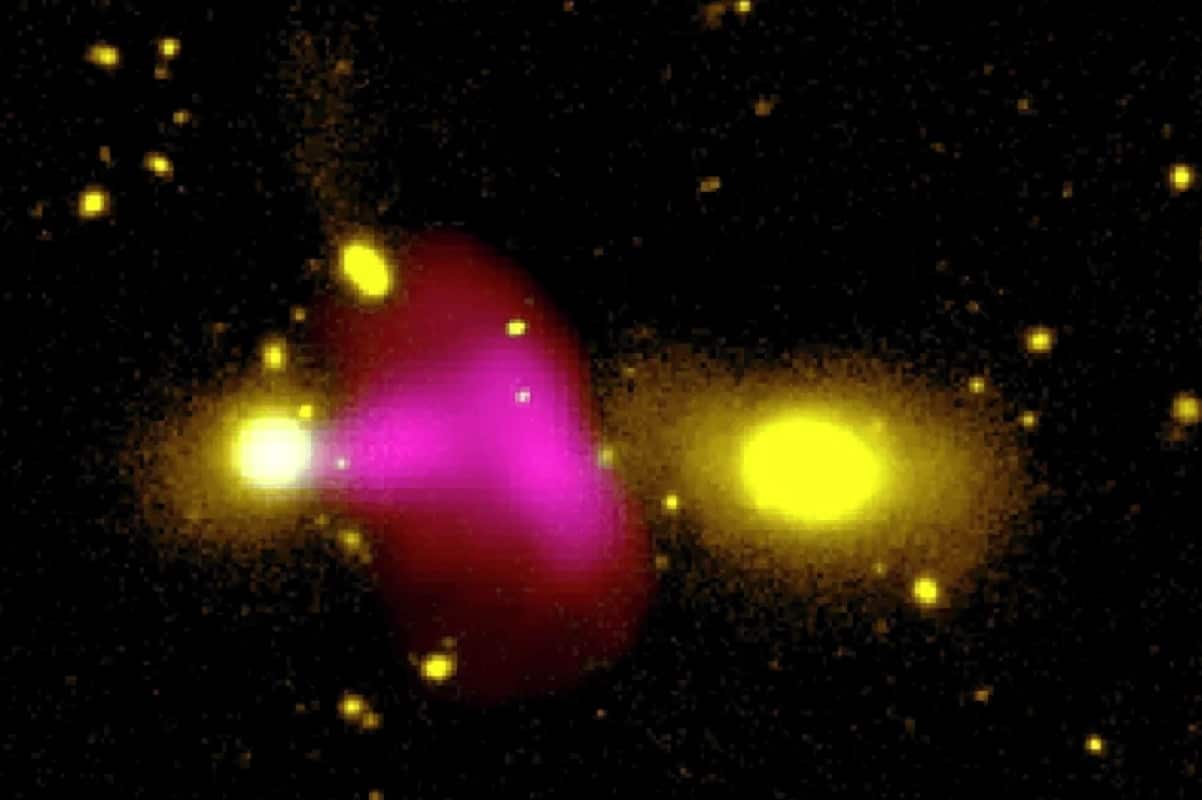 Тандем галактик RAD12 и RAD12-B, а также плазма между ними
