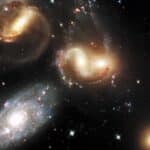 Группа из пяти галактик сохранила огромный «шрам» от столкновения с шестой