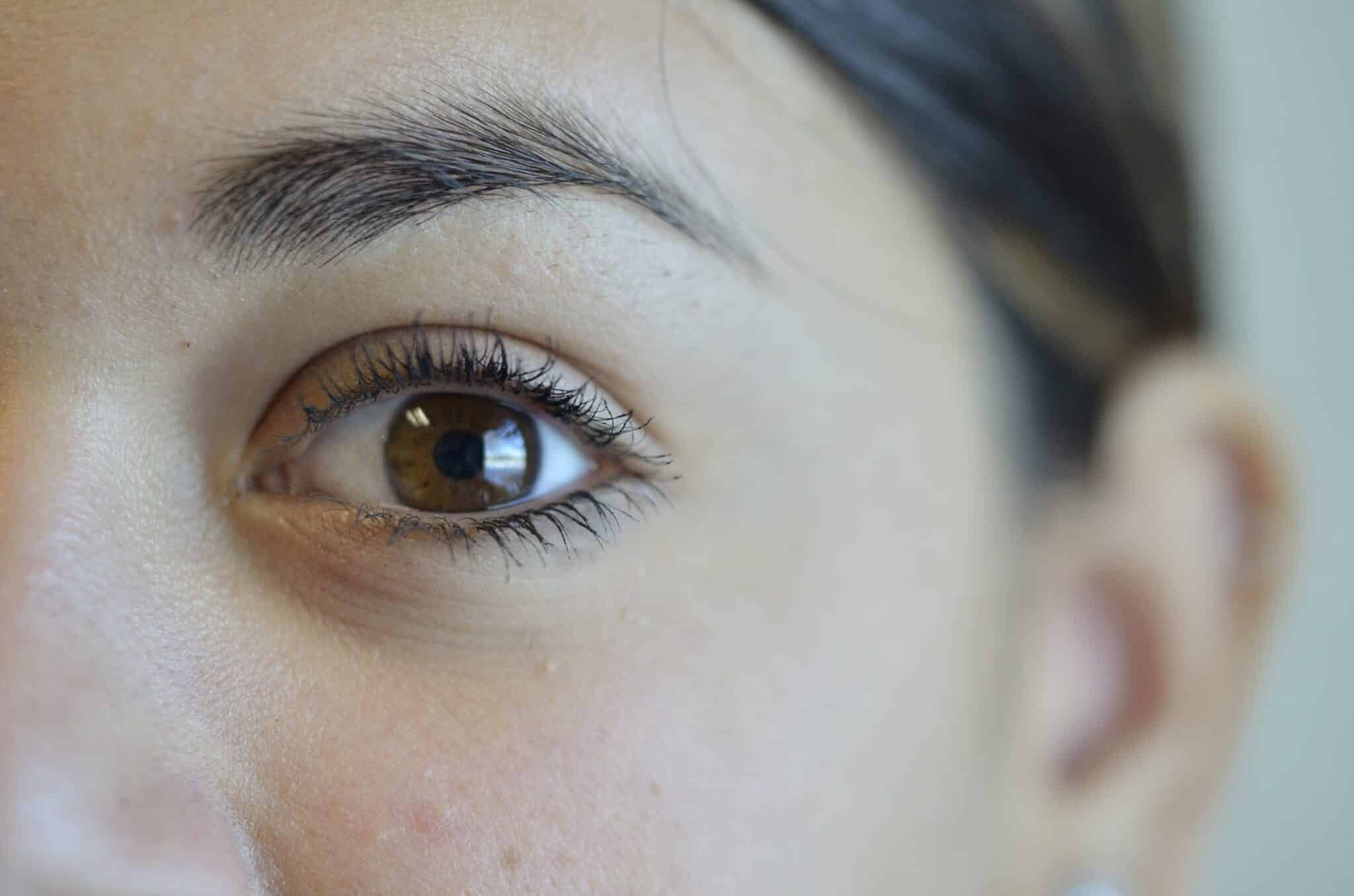 Ученые выяснили, почему люди с аутизмом редко смотрят в глаза
