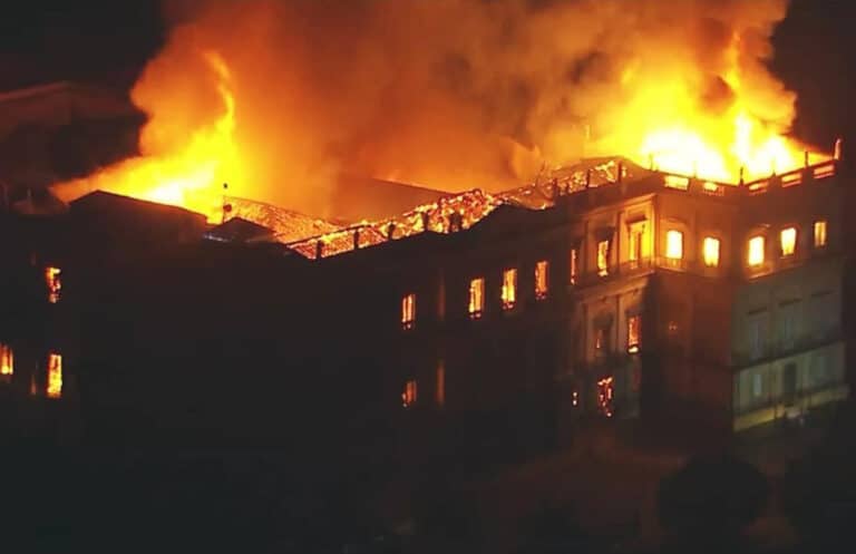 Пожар в Национальном музее Рио-де-Жанейро