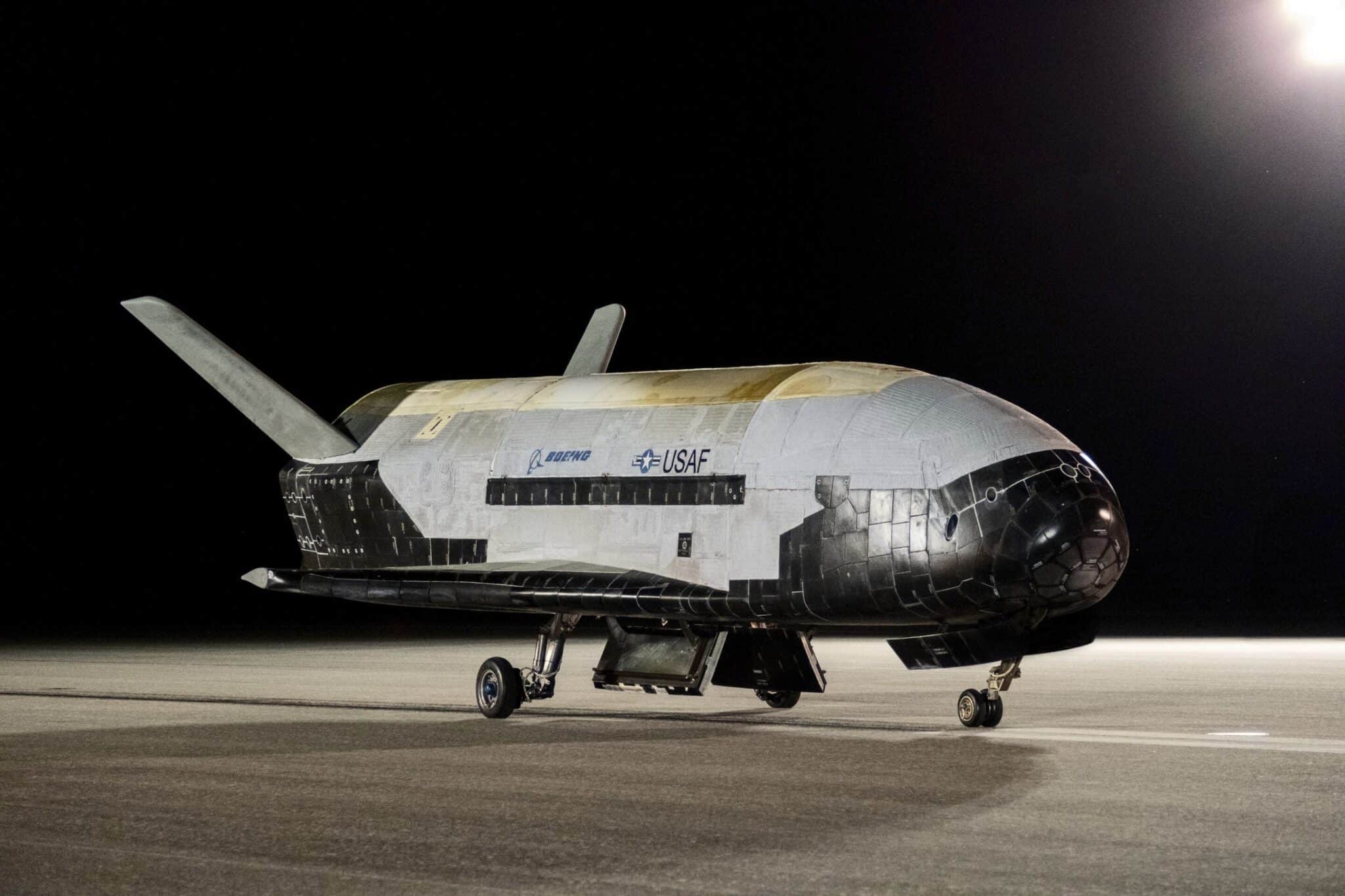 Беспилотный орбитальный самолет вернулся на Землю после рекордных 908 дней в космосе