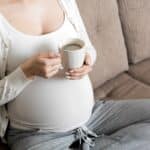 Потребление кофе при беременности связали с рождением детей маленького роста
