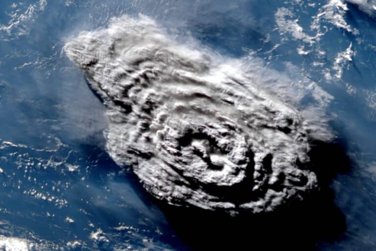Снимок сделанный японским спутником Himawari-8 через 100 минут после начала извержения