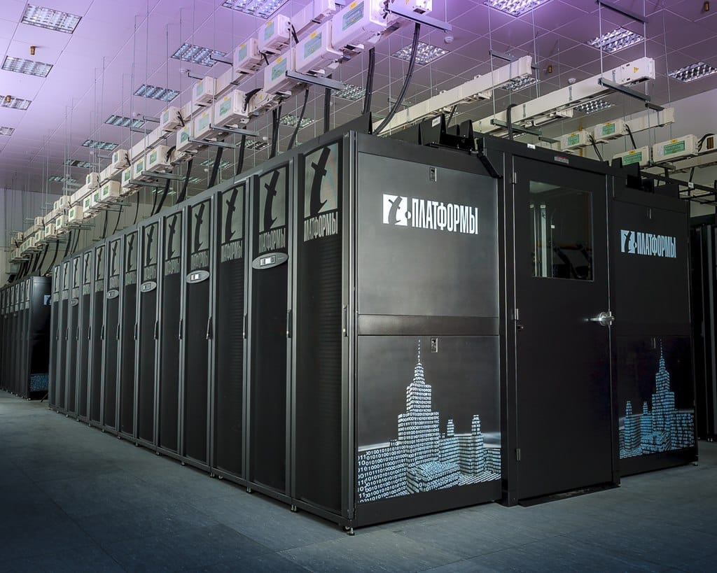 Суперкомпьютер «Ломоносов» — первый гибридный суперкомпьютер такого масштаба в России и Восточной Европе. Установлен в НИВЦ МГУ.