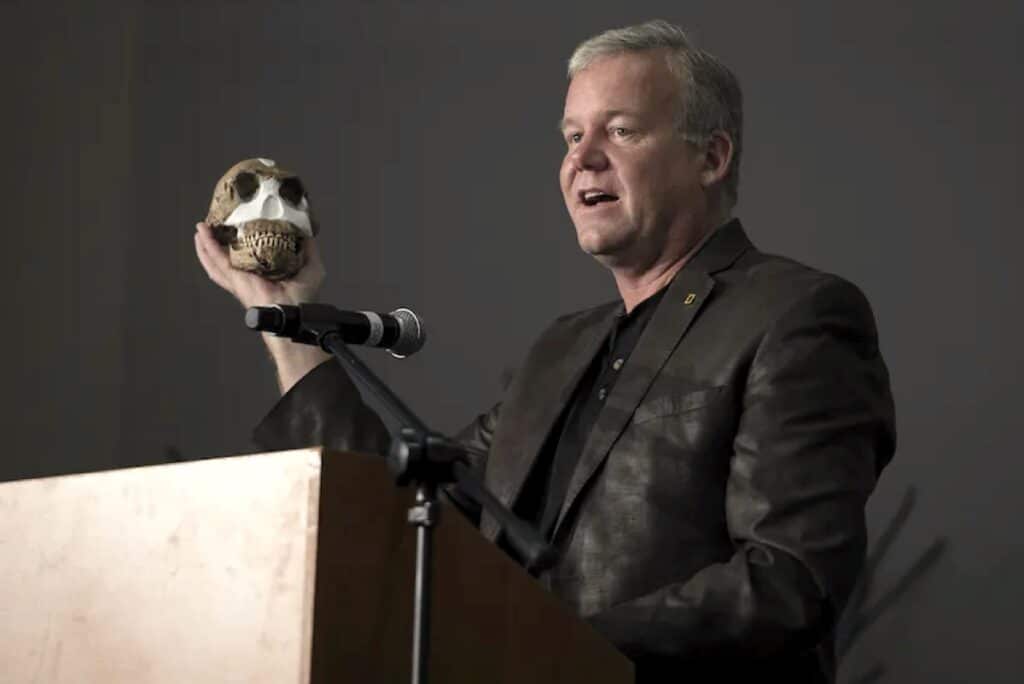 Ли Бергер с реконструкцией черепа Homo naledi