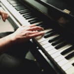 Обучение игре на пианино серьезно улучшило когнитивные способности взрослых людей