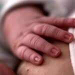 Молоко привитых мам может защищать младенцев от Covid-19