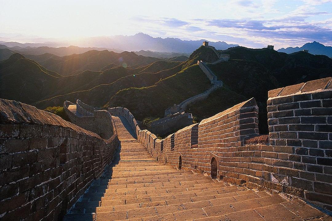 Почему бойницы Китайской стены направлены на Китай? - Китай