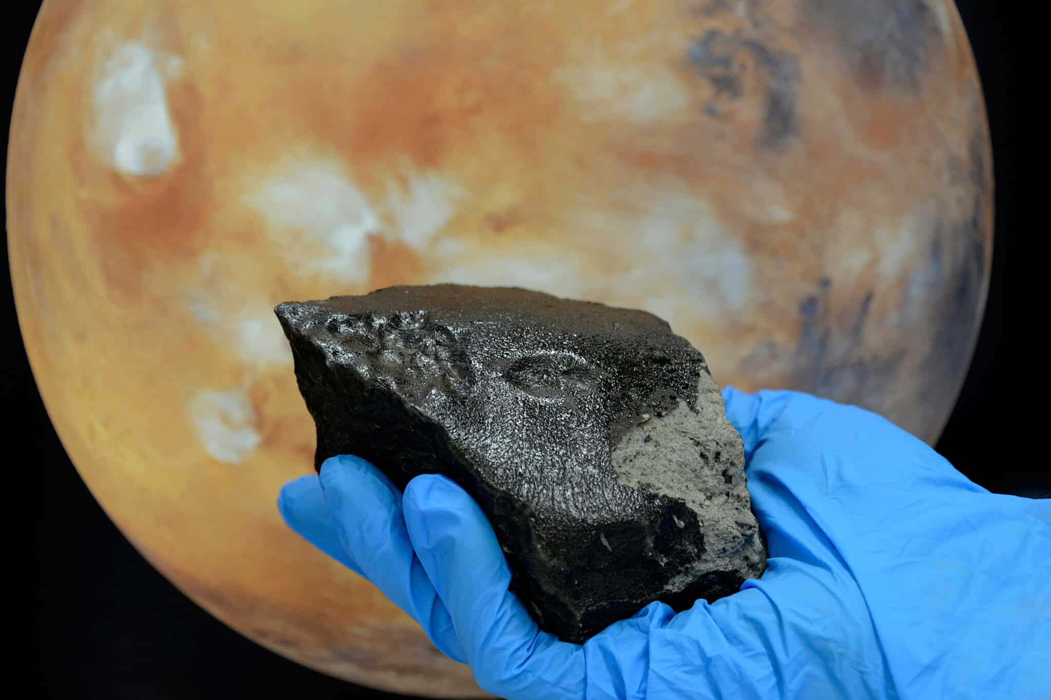 Очередной марсианский метеорит оказался исключительно богат органическими соединениями