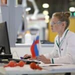 Жители России посчитали профессию ученого намного более привлекательной, чем год назад