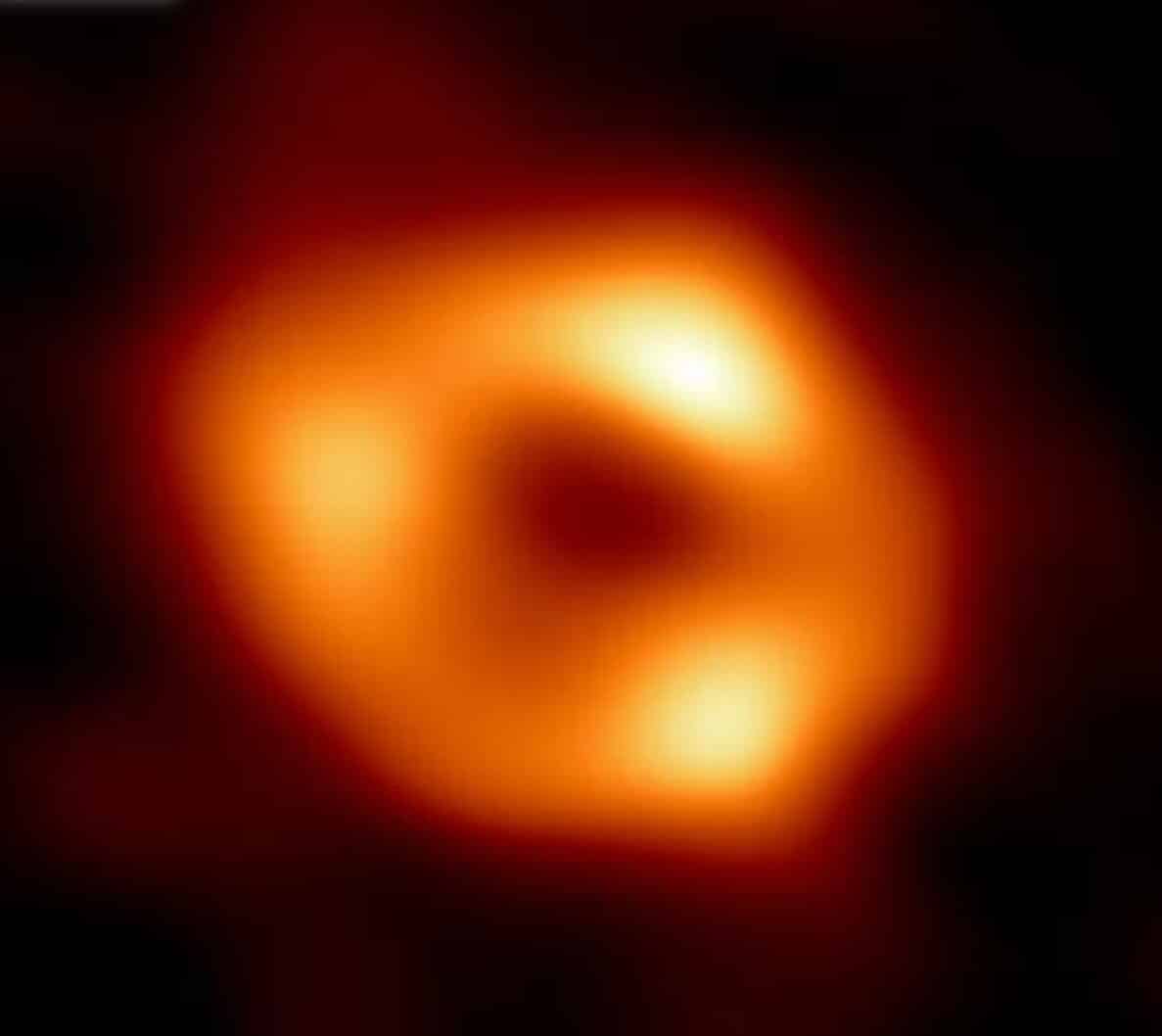 Астрономы выяснили, почему мерцают окрестности черных дыр