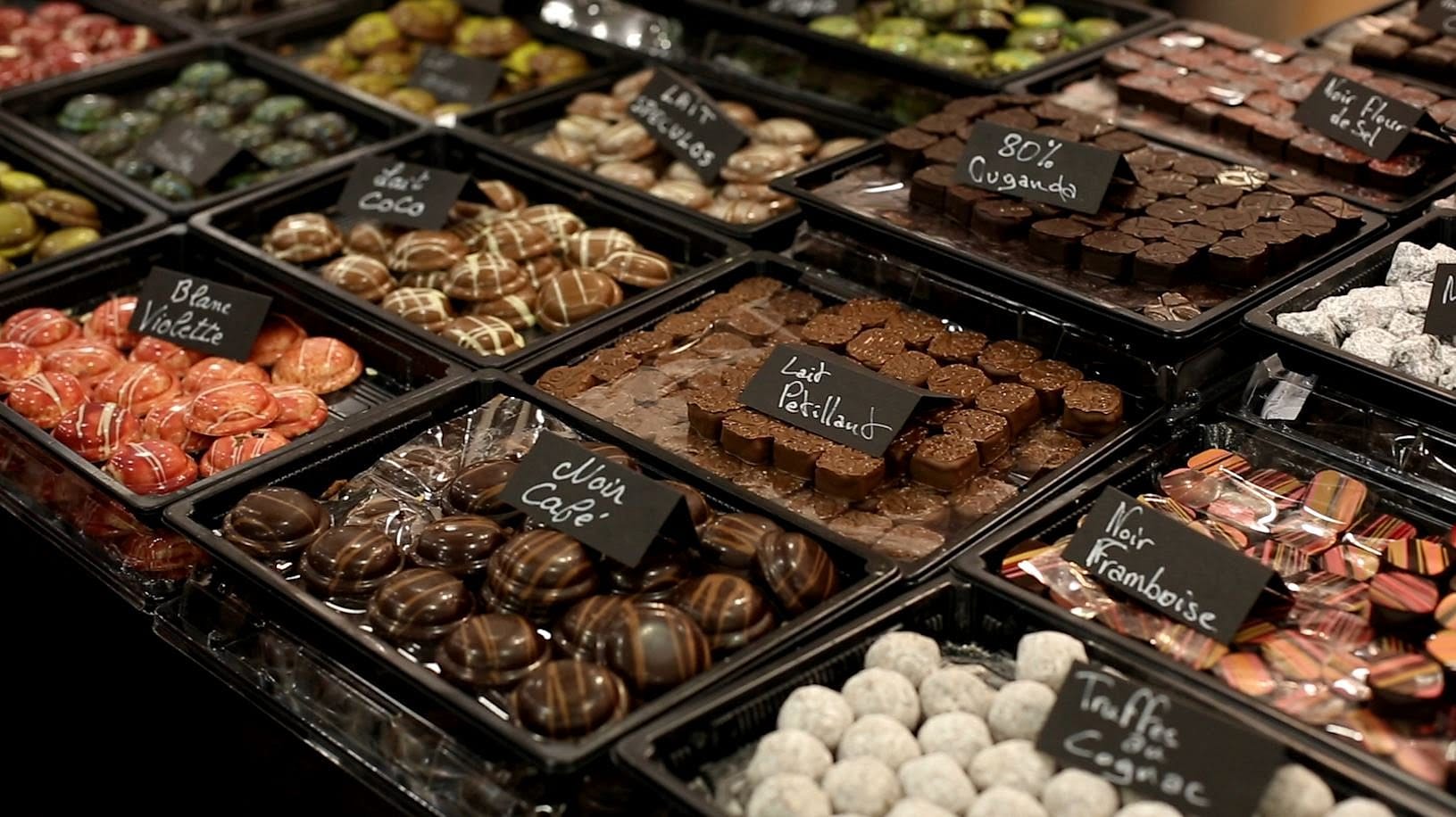 Вкусный шоколад купить. Шоколадный бутик. Шоколадные конфеты в магазине. Бельгийский шоколад. Бельгийские шоколадные конфеты.