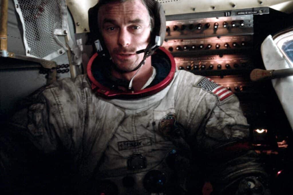 Астронавт Apollo 17 Юджин Сернан после прогулки по Луне: его скафандр весь облеплен пылью