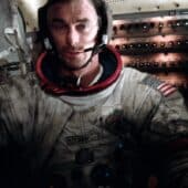 Астронавт Apollo 17 Юджин Сернан после прогулки по Луне: его скафандр весь облеплен пылью
