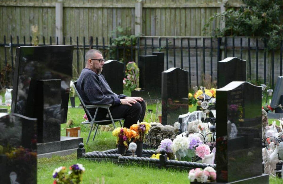 Одинокая вдова трахается после похорон на кладбище