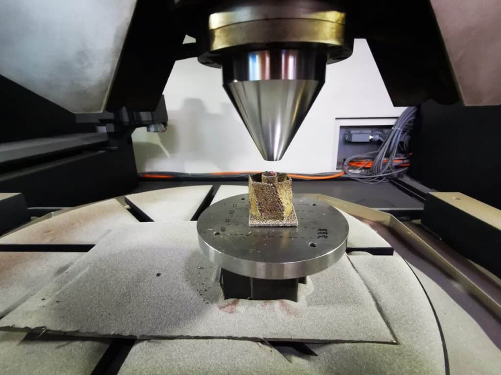 3D-принтер для лазерной наплавки металла, приспособленный учеными из Сколтеха к печати металлической пены