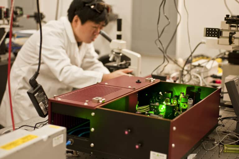 Лазер помог изменить размер и химический состав наночастиц