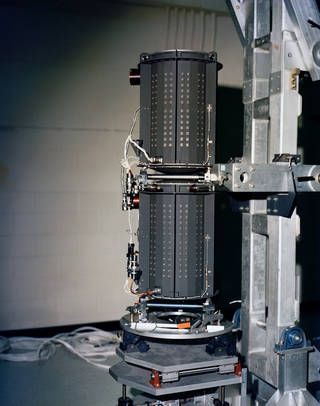 Один из трех радиоизотопных генераторов, которыми оснащен каждый Voyager / ©NASA/JPL-Caltech