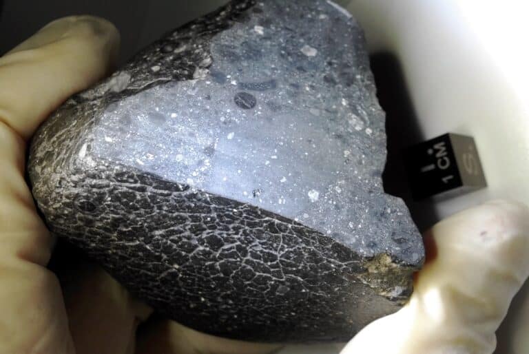 «Черная красавица» — древнейший марсианский метеорит