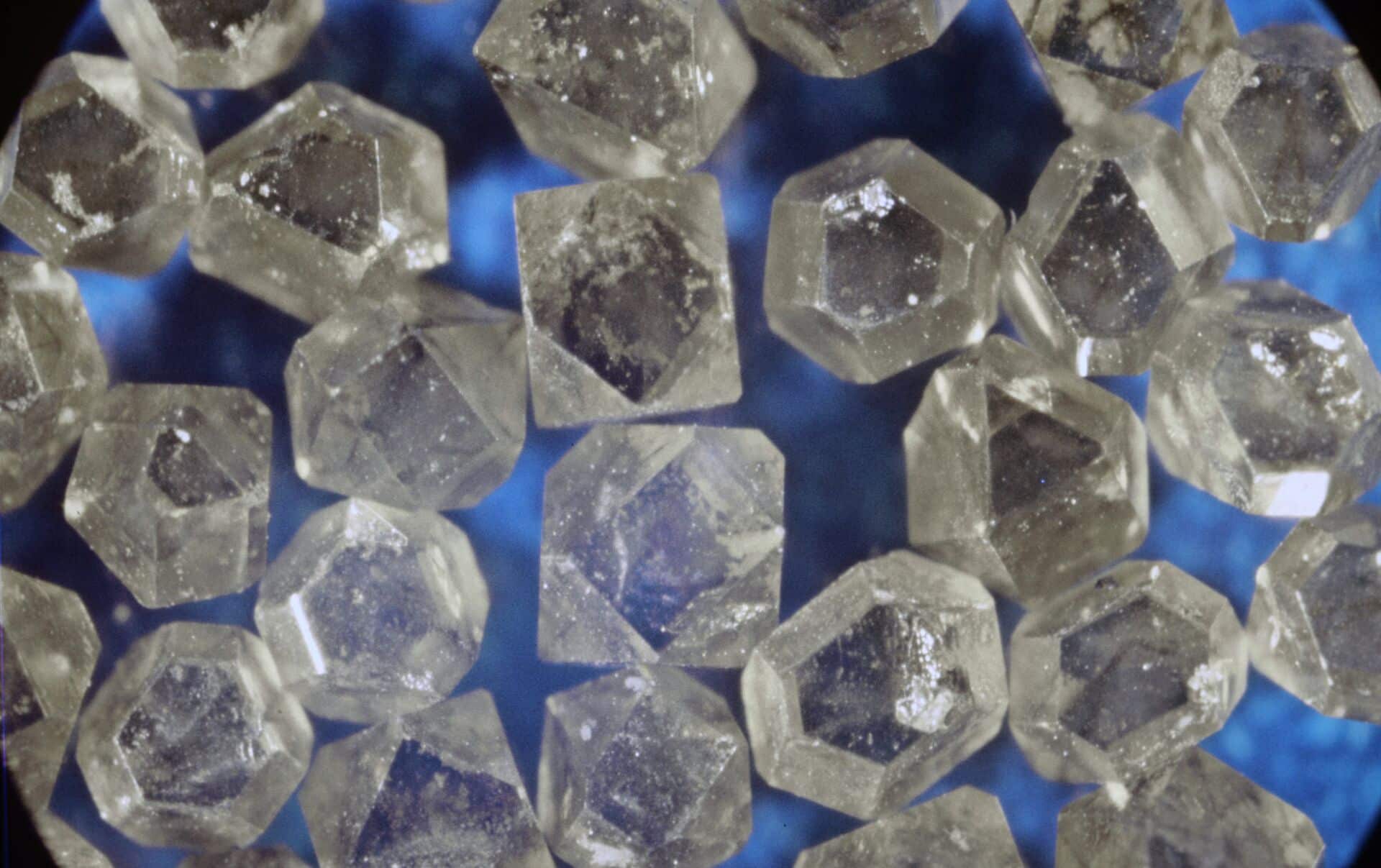 Получены кристаллы сверхчистого синтетического алмаза, искусственно обогащенные углеродом-13 для применений в квантовой сенсорике