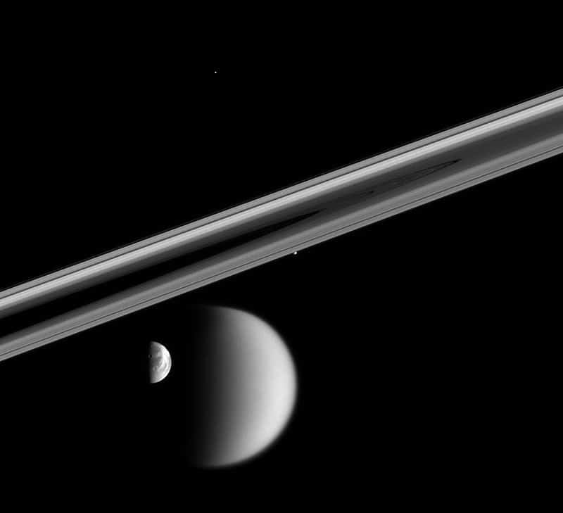 Снимок Сатурна, сделанный «Кассини»: видны сама планета, один из спутников и ледяные кольца / © wikipedia.org