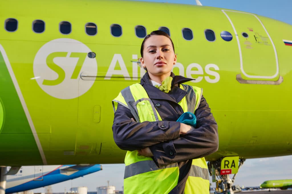Бортпроводник S7 Airlines Мария Гоголева перед рейсом. На перроне можно находиться только в светоотражающем жилете / ©S7 Airlines