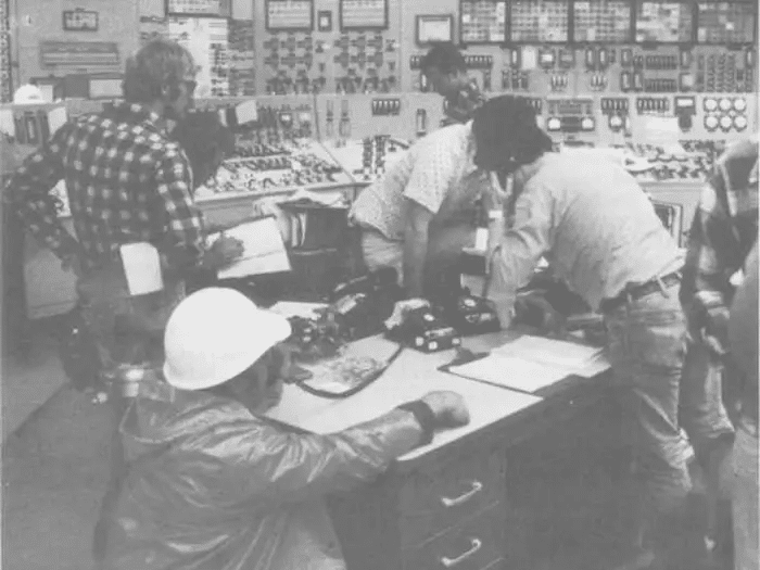 Рабочие в диспетчерской через несколько дней после начала аварии на Три-Майл-Айленде / ©Wikimedia