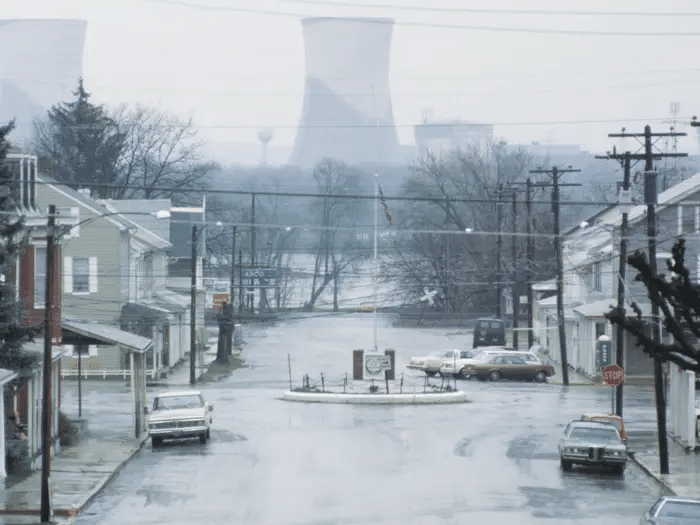 Вид на Мидлтаун, штат Пенсильвания, на фоне Три-Майл-Айленда, 2 апреля 1979 года / ©Bettmann/Contributor