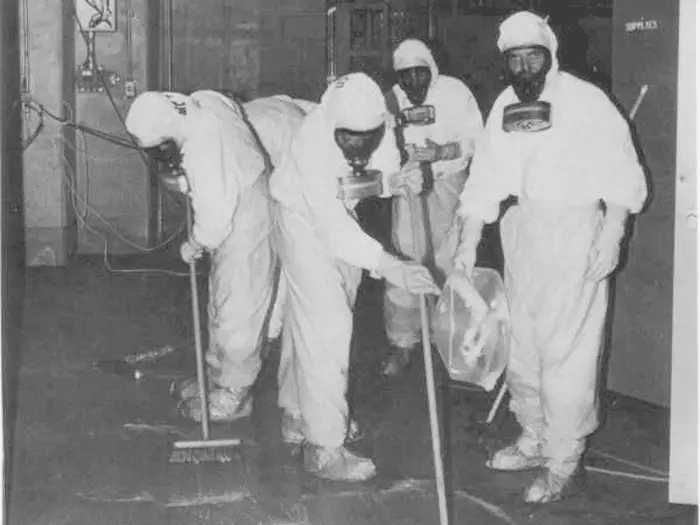 Персонал Три-Майл-Айленда очищает загрязненное здание в 1979 году / ©Wikimedia 