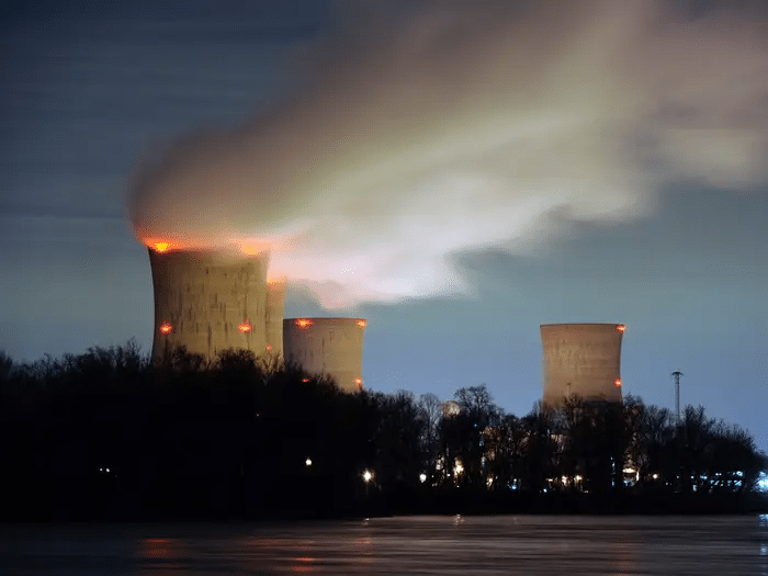 Атомная электростанция Три-Майл-Айленд ночью / ©Jonathan Ernst/Reuters