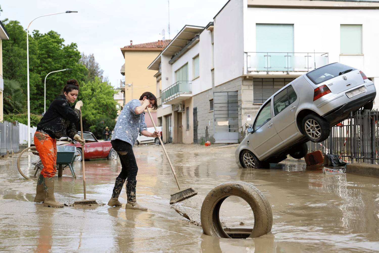Жители убирают грязь и мусор после наводнения / ©Claudia Greco / Reuters