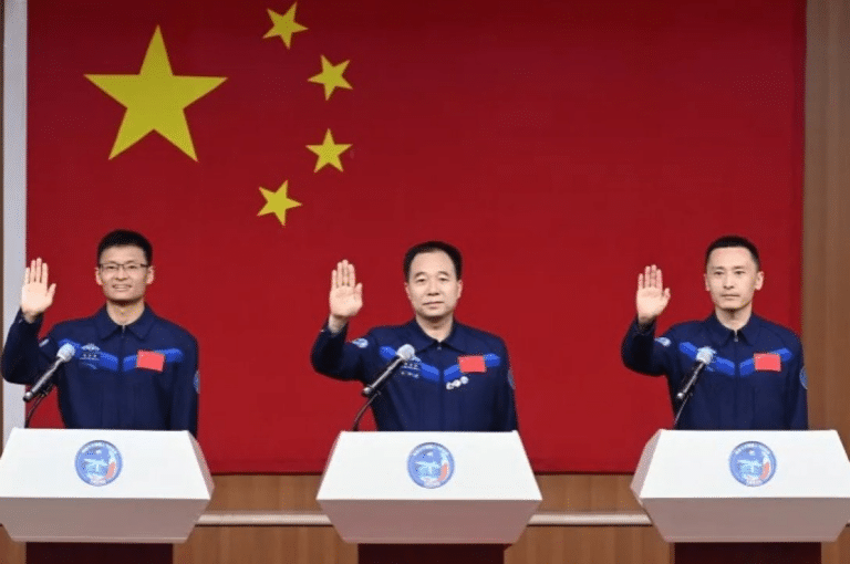 Космонавты (слева направо) Гуй Хайчао, Цзин Хайпэн и Чжу Янчжу  / ©China Daily