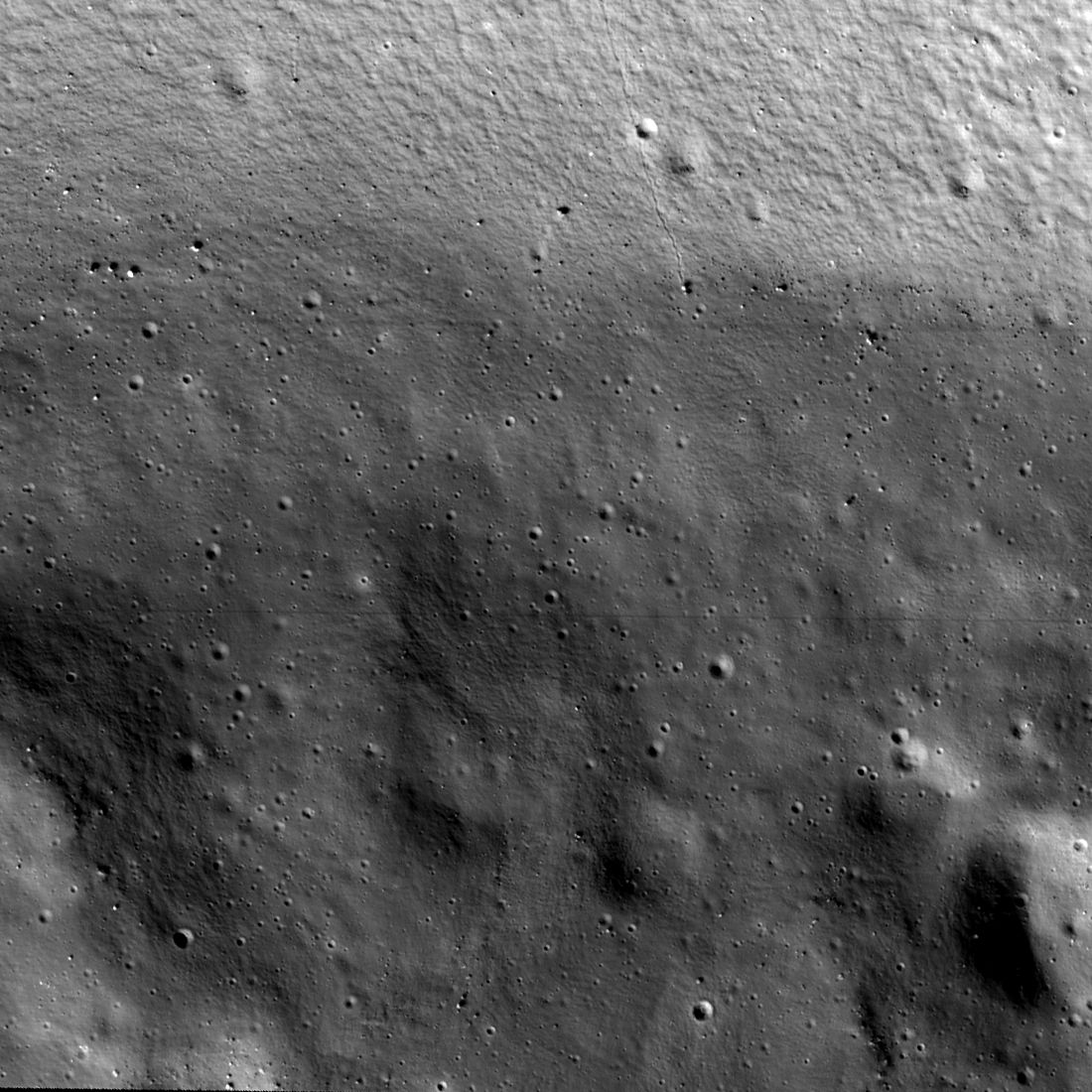 Один из первых снимков ShadowCam в беспрецедентных подробностях демонстрирует кратер Шеклтон, расположенный на южном полюсе Луны / ©NASA/KARI/ASU