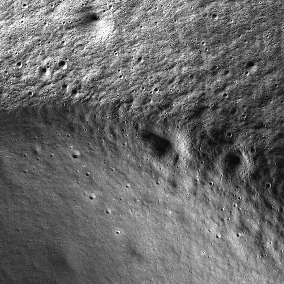 Участок полярного кратера Марвин / ©NASA/KARI/ASU