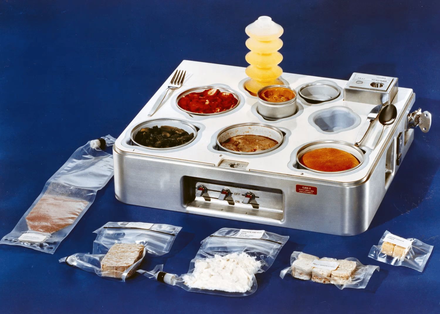 Поднос для подогрева пищи и сервировки, созданный для «Скайлэб» / ©NASA