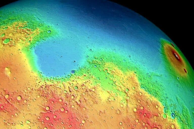 Северное полушарие Марса покрывают равнинные низменности, а южное — высокогорные плато