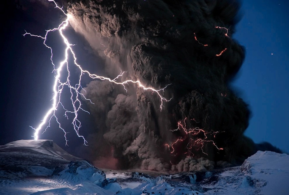 Молнии у извергающегося вулкана Эйяфьядлайёкюдль в Исландии