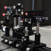 Фрагмент установки Квантово-оптический сенсор малых смещений