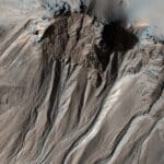 Ученые выяснили, за счет чего жидкая вода промыла овраги на Марсе всего 630 тысяч лет назад