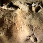 Археологи нашли древнейшие наскальные гравировки неандертальцев