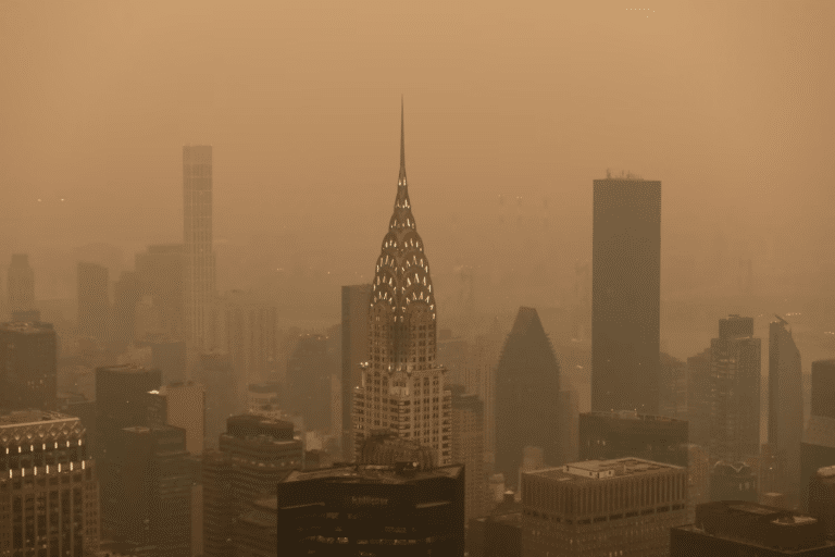 Густой дым в небе над Крайслер-билдинг в Нью-Йорке, 6 июня 2023 года / © Gary Hershorn / Getty