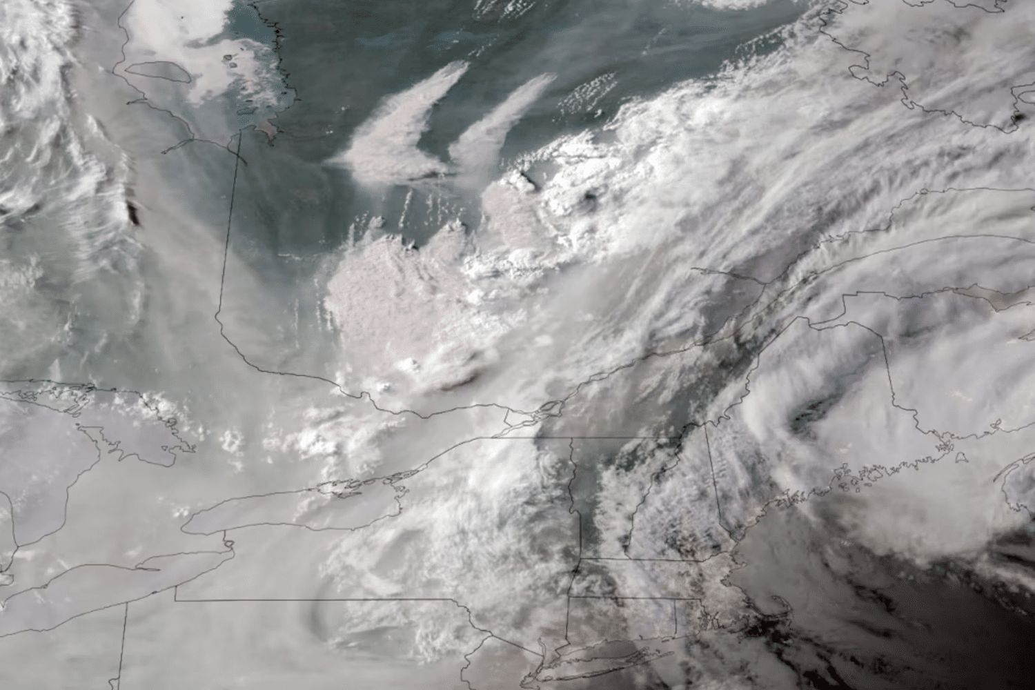 На спутниковом снимке GOES-16 GeoColor, сделанном 5 июня 2023 года, виден дым от лесных пожаров в Квебеке, Канада / © CIRA / NOAA 